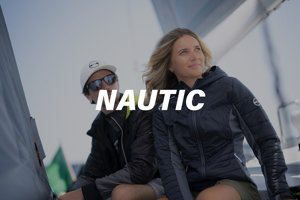 Nautickategorie; zwei Personen auf einem Boot mit funktionalen Sportjacken