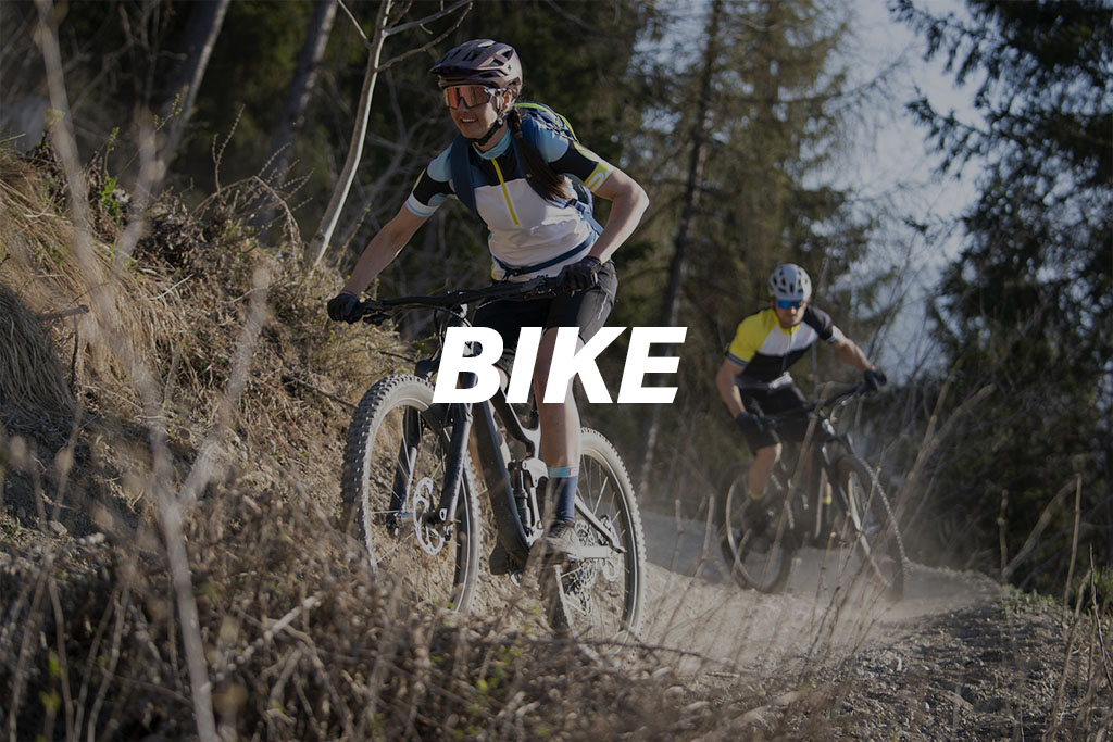 Bikekategorie; Zwei Radfahrer auf einem Radweg am Berg mit bunten Radtrikots von GTS Sports