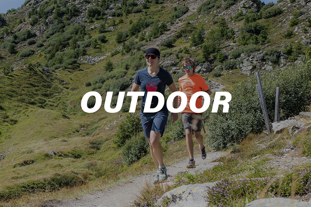 Outdoorkategorie; zwei Läufer auf einem Wanderweg in den Bergen mit Motivshirts