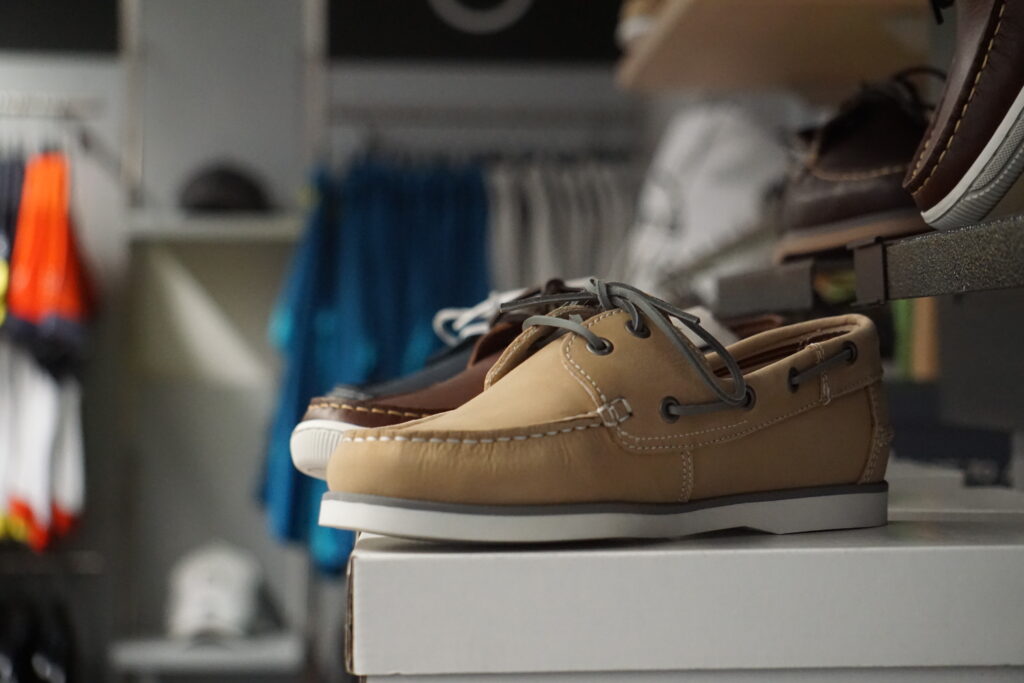 Hellbraune und dunkelbraune Bootsschuhe aus Leder auf einem Regal im GTS Sports Laden